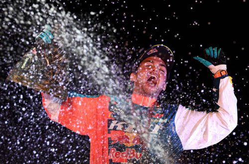 Ausgelassen feierte Matthias Walkner seinen Dakar-Triumph. afp