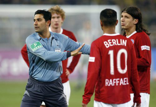 Babak Rafati hat bis 2011 über 80 Bundesligaspiele geleitet. Reuters