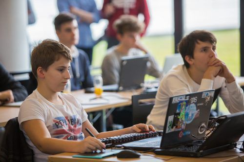 „Code Base“-Teilnehmer bei Russmedia in Schwarzach hören den Vortragenden zu. Bald können eigene Spiele entwickelt werden. VN/Steurer
