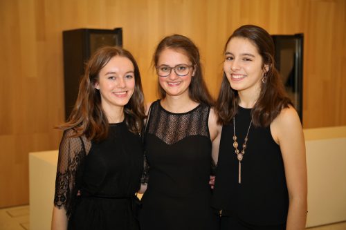 Damentrio ganz in Schwarz: Fiona (l.) mit Anna und Elena.