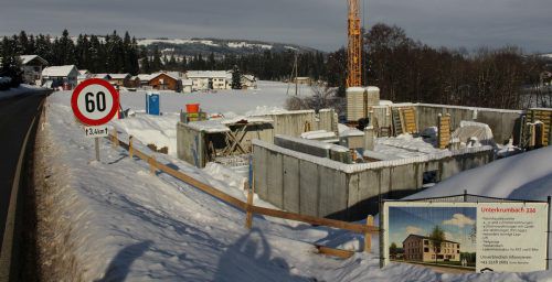 Das erste von vier Häusern in Unterkrumbach ist im Bau. stp