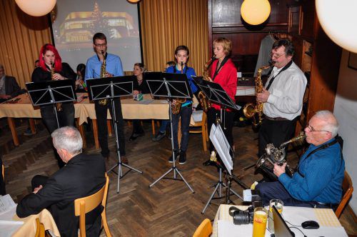 Das „Saxophonregister“, bestehend aus sechs Musikanteninnen und Musikanten, umrahmte die Versammlung der Harmoniemusik Tisis Tosters.  Verein