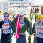 Rot-weiß-roter „Oldie“ beimDolomiten-Classicrace am Podium