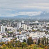Nachfrage nach Immobilien und Preise bleiben hoch