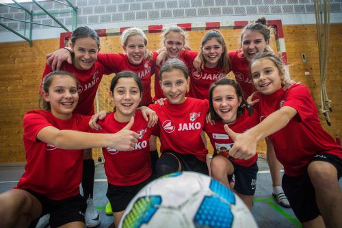 Daumen hoch für Vorarlbergs Nachwuchskickerinnen: Fünf Talente besuchen die Fußballakademie in der Mehrerau, fünf weitere nutzten den Girls Day, um sich ein Bild vom Alltag in der Talenteschmiede zu machen. Vn/Steurer