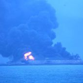 Öltanker nach Kollision vor Chinas Küste in Flammen