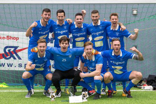 Der Jubelschrei des Siegerteams: Der SV typico Lochau gewinnt sensationell den Seehallencup in Hard. VN-Stiplovsek