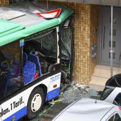 Schulbus krachte in Hauswand – 44 Verletzte