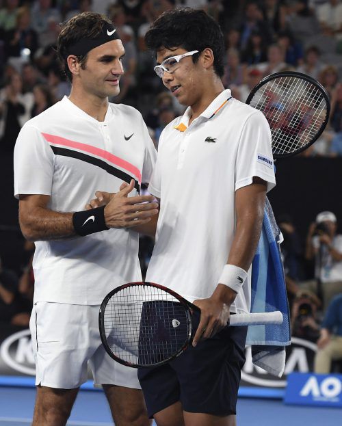 Der ungesetzte Südkoreaner Hyeon Chung musste aufgrund von Blasen am linken Fuß im Halbfinale gegen Roger Federer (l.) vorzeitig aufgeben.  AFP