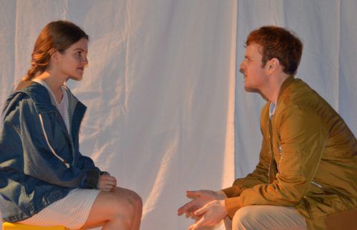 Die Begegnung auf einem verlassenen Bahnhof führt zum Gespräch über Gemeinsamkeiten und entfacht in Petra und Paul ein vollkommen neues Gefühl. THEATER WAGABUNT
