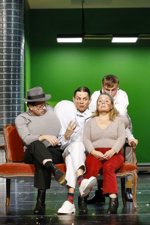 Die bekannte Schauspielerin ChrisTine Urspruch trägt als Dr. Katrine Stockmann durch den Abend.  A. Koehler