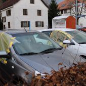 Kapuzenmann schlägt in Bregenz 31 Autoscheiben ein