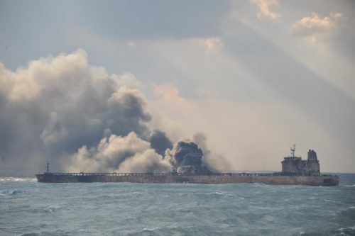 Die Löscharbeiten am brennenden Tanker mussten eingestellt werden. Reuters