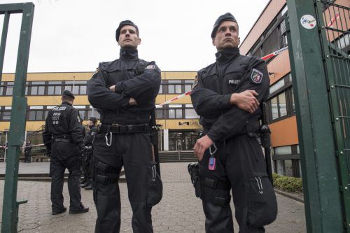 Die Polizei riegelte den Tatort ab. Eltern, die ihre Kinder von der Schule abholen wollten, sollten einen Personalausweis mitbringen.  AP