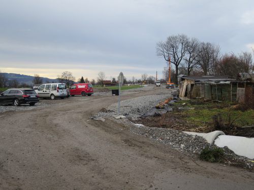 Die Schüttung der Trasse für die neue Bleichestraße ist in vollem Gang. ha