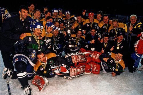 Die VEU Feldkirch, Ausgabe 1998: der Triumph in der Euroliga war für Spieler, Trainer, Betreuer und Funktionäre ein Höhepunkt der sportlichen Träume.  VN-Archiv