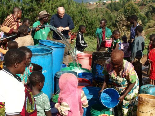 Die Wasserleitungen wurden von der Dorfbevölkerung von Hand verlegt. Die Eine-Welt-Gruppe stellte das nötige Know-how zur Verfügung.  Verein