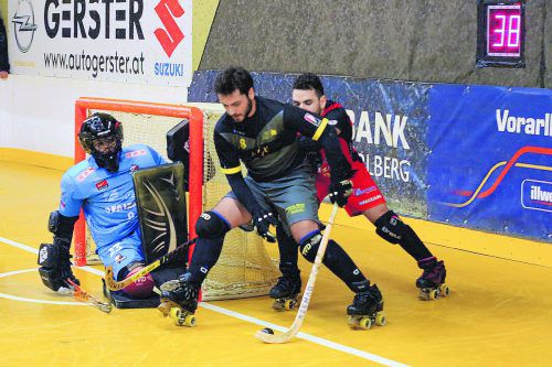 Dornbirn-Legionär Alberto Gomez del Torno (grau-schwarzer Trikot) sorgte per Penalty für den 2:6-Zwischenstand. VErein