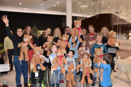 Ein Nachmittag in den Kristallwelten: Schützlinge von „Stunde des Herzens“ mit Herzrasen-Bären und Familie Swarovski. SDH