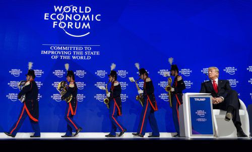 Eine Band verlässt die Bühne des Weltwirtschaftsforums und macht sie frei für Donald Trump. afp