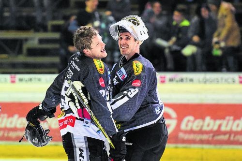 Endlich wieder Grund zur Freude: Dornbirn-Torjäger Matt Fraser, der für den ersten Tore-Dreierpark sorgte und Torhüter Rasmus Rinne. gepa