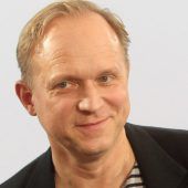 Tukur leidet an Tinnitus