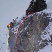 Snowboarder stürzt 15 Meter über Felswand ab