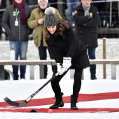 Kate greift zum Schläger