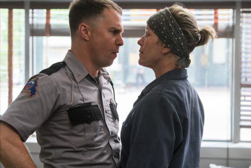 Frances McDormand, eine wütende Mutter, sucht Gerechtigkeit für ihre ermordete Tochter.