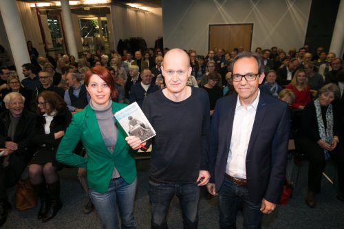 Günter Wohlgenannt (r.) und Rebekka von der Thannen ("Das Buch") mit Schriftsteller Arno Geiger.