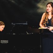 Zwei junge Frauen auf „Winterreise“