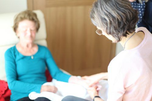 Hospizbegleiter sagen von ihrer Tätigkeit: „Nie ist man dem Leben näher als in der Begleitung von schwerkranken Menschen.“ caritas