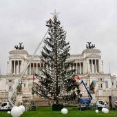 Netflix spendet Rom einen Luxus-Christbaum