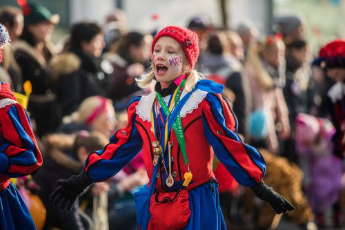 Im Spielmannsgewand ließ diese junge Dame ihrer Begeisterung beim Landesnarrentag freien Lauf.