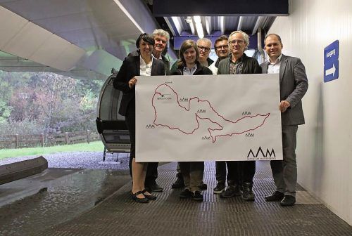 Kerstin Biedermann-Smith, Mandi Katzenmayer, Sarah Nachbaur, Hans Bandl, Marbod Fritsch, Alfred Graf und Peter Neier (v.l.) mit dem Routenverlauf des neue Kunstweges.