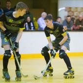 Rollhockeycracks stehen im Scheinwerferlicht