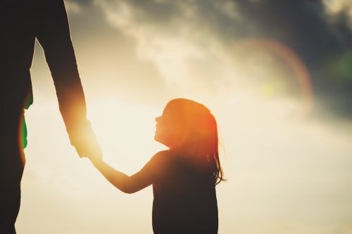 Kinder in die Welt zu begleiten, gelingt hauptsächlich mit liebevollem Umgang. FOTOLIA