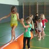 Kinderturnen im Herrenried mit Frosch „Hopsi“