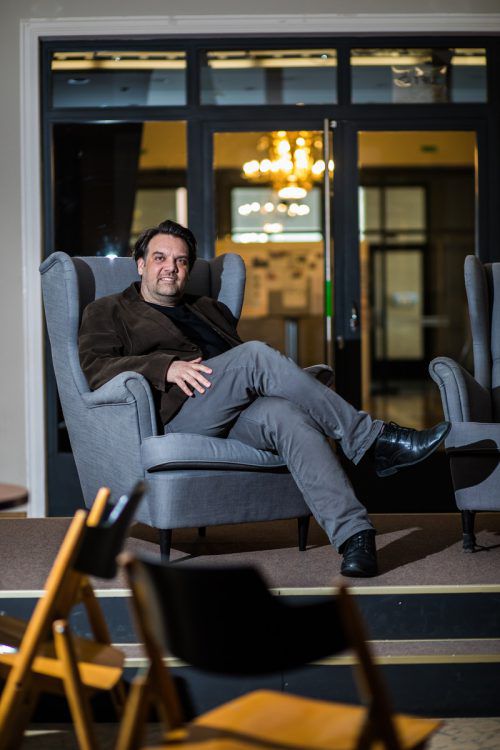 Marcus Harms im VN-Interview über „Malala“, ein Stück, das erschüttert und berührt. VN/Steurer