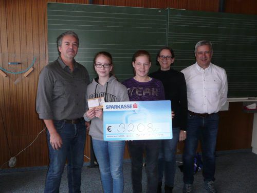 Michael Zündel (l.) erhielt an der NMS Egg den Scheck überreicht.  wam