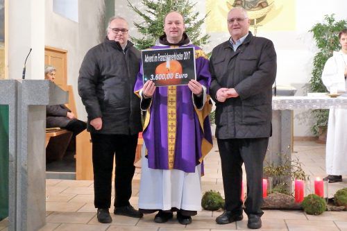 30 Jahre lang brachte sich Heinz Seeburger als Klostervater im Bludenzer Franziskanerkloster ein. Ob bei Spendenaktionen für Dr. Elisabeth Neier (oben l.) oder dem Advent im Kloster (oben r. ), dem traditionellen Klosterfest im Juni (oben Mitte), beim 10-Jahr-Jubiläum 2001 (l.) oder den vielen Klostermärkten, bei denen die beliebten Klostersuppe ausgegeben wurde (r.). VN Archiv