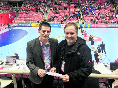 ÖHB-Generalsekretär Bernd Rabenseifner mit VN-Sportredakteur Jochen Dünser vor der abschließenden Vorrundenpartie von Österreich bei der EM in Kroatien. 
