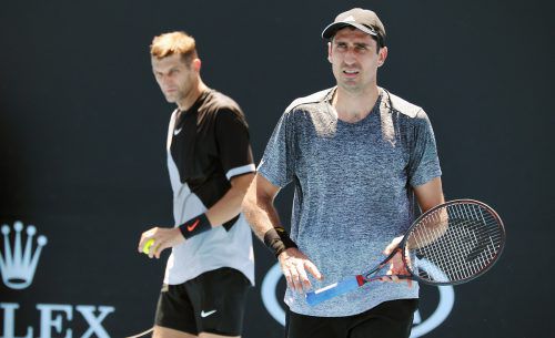Philipp Oswald und Max Mirnyi lieferten den Bryan-Brüdern einen harten Fight. gepa