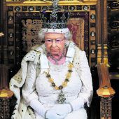 Queen plaudert über kleine Tücken der Krone