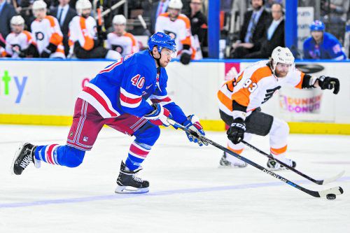 Rangers-Stürmer Michael Grabner hat Philadelphias Jakub Voracek (r.) die Scheibe abgenommen und stürmt in Richtung 4:1 für seine Rangers. gepa