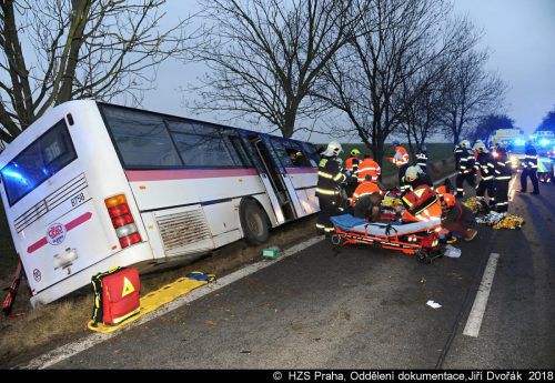 Rettungskräfte befreiten verletzte Passagiere aus dem Bus. reuters