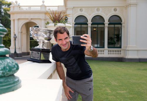 Roger Federer nutzte die Gelegenheit, um mit der Trophäe ein Selfie zu machen. APA