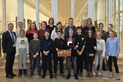 Schülerinnen und Schüler der siebten und achten Schulstufen der Bregenzer Mittelschule Marienberg besuchten die Ausstellung „Kunst, Toleranz und Flucht“ im Landhaus. a. Serra