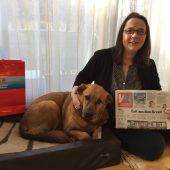 Zeitungsleserin mit Herz für Hunde