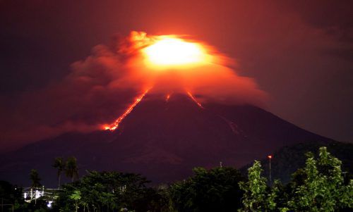 Vom Mayon in Legazpi, Philippinen, fließen jetzt Lavaströme ins Tal. AP